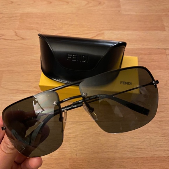 FENDI sunglasses in black (FS477M)